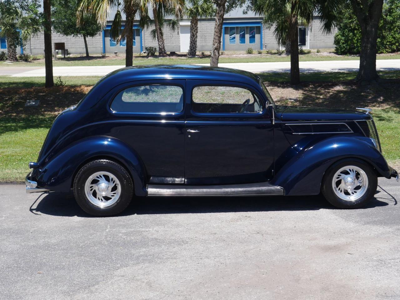 1937 Ford Deluxe Humpback 2-Door Sedan
