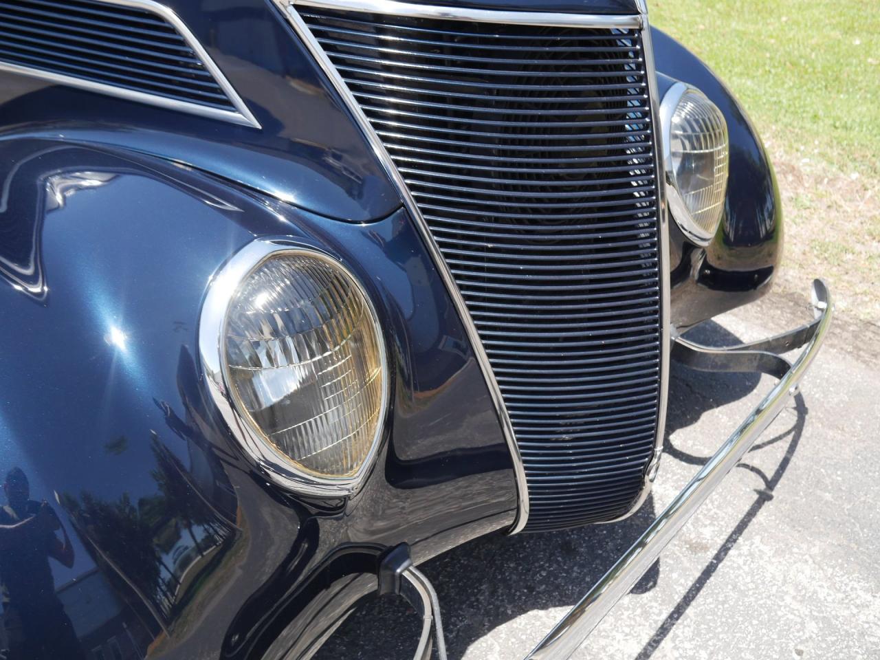 1937 Ford Deluxe Humpback 2-Door Sedan