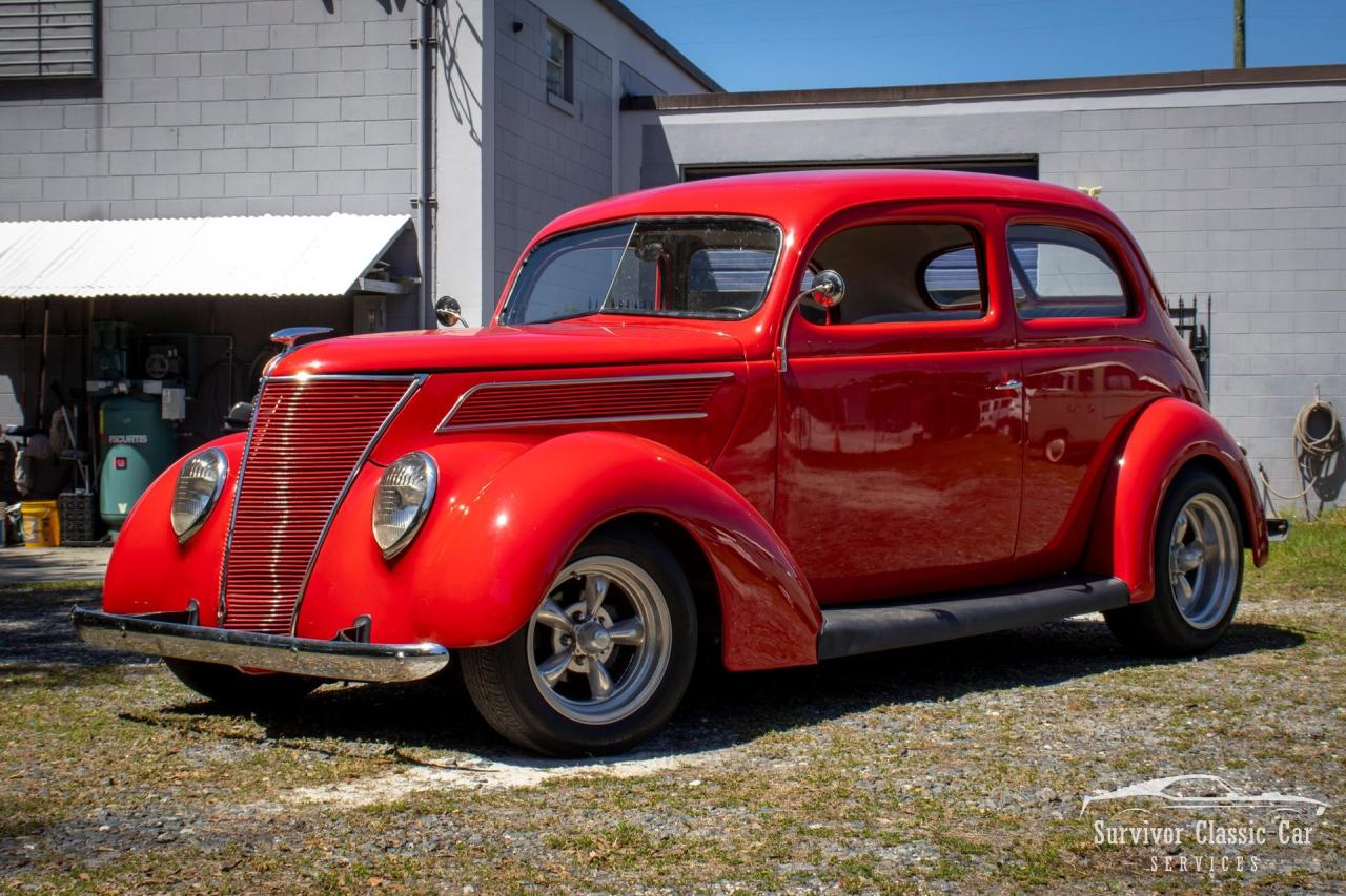 1937 Ford Tudor Humpback Sedan
