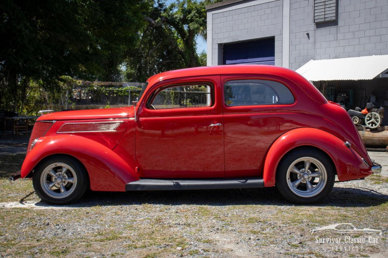 1937 Ford Tudor Humpback Sedan