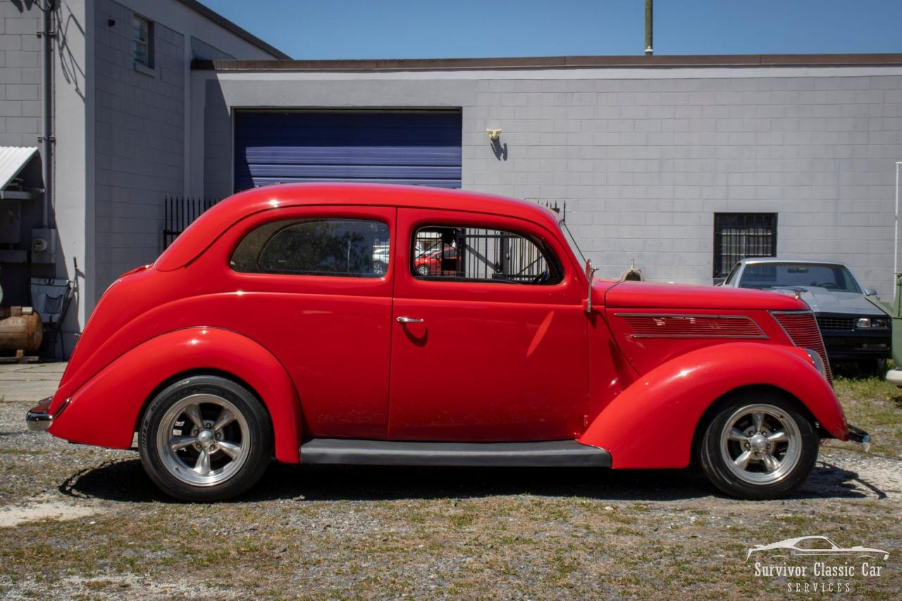 1937 Ford Tudor Humpback Sedan