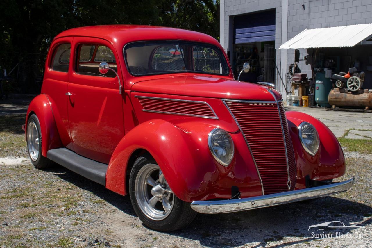 1937 Ford Tudor Humpback Sedan