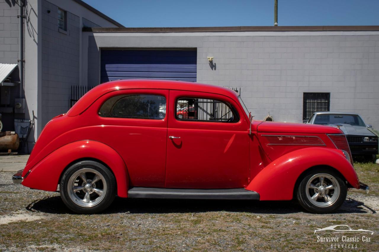 1937 Ford Tudor Humpback Sedan