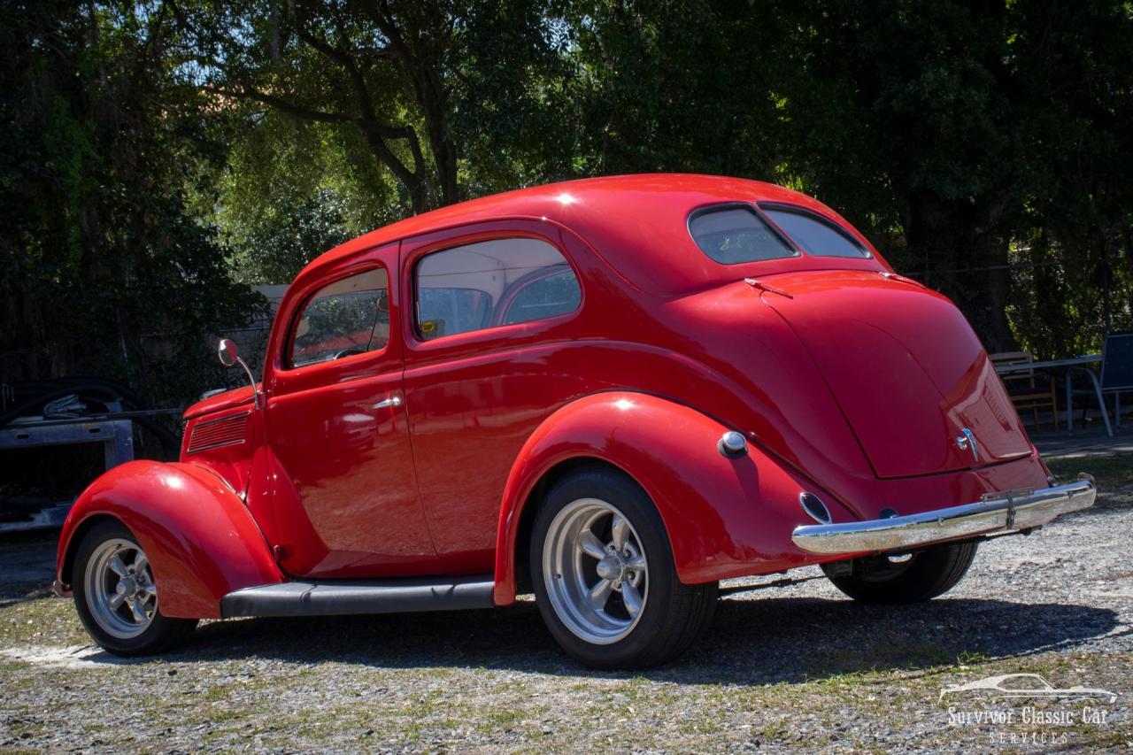 1937 Ford Tudor Humpback Sedan