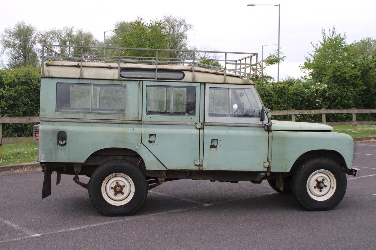 1971 Land Rover 2A 109'' STATION WAGON SAFARI ROOF