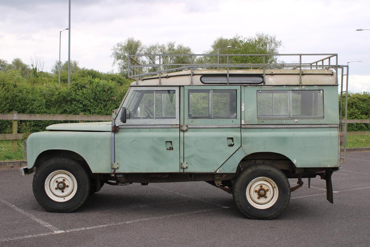 1971 Land Rover 2A 109'' STATION WAGON SAFARI ROOF