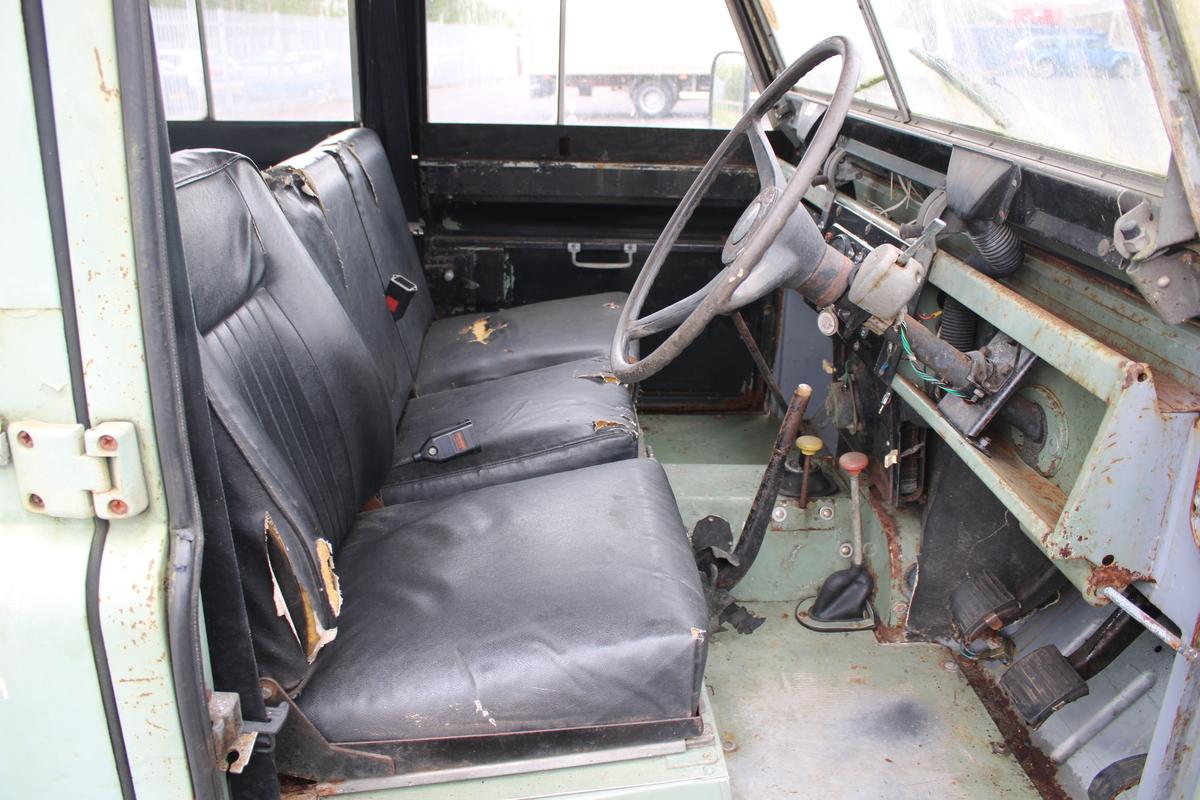 1971 Land Rover 2A 109'' STATION WAGON SAFARI ROOF