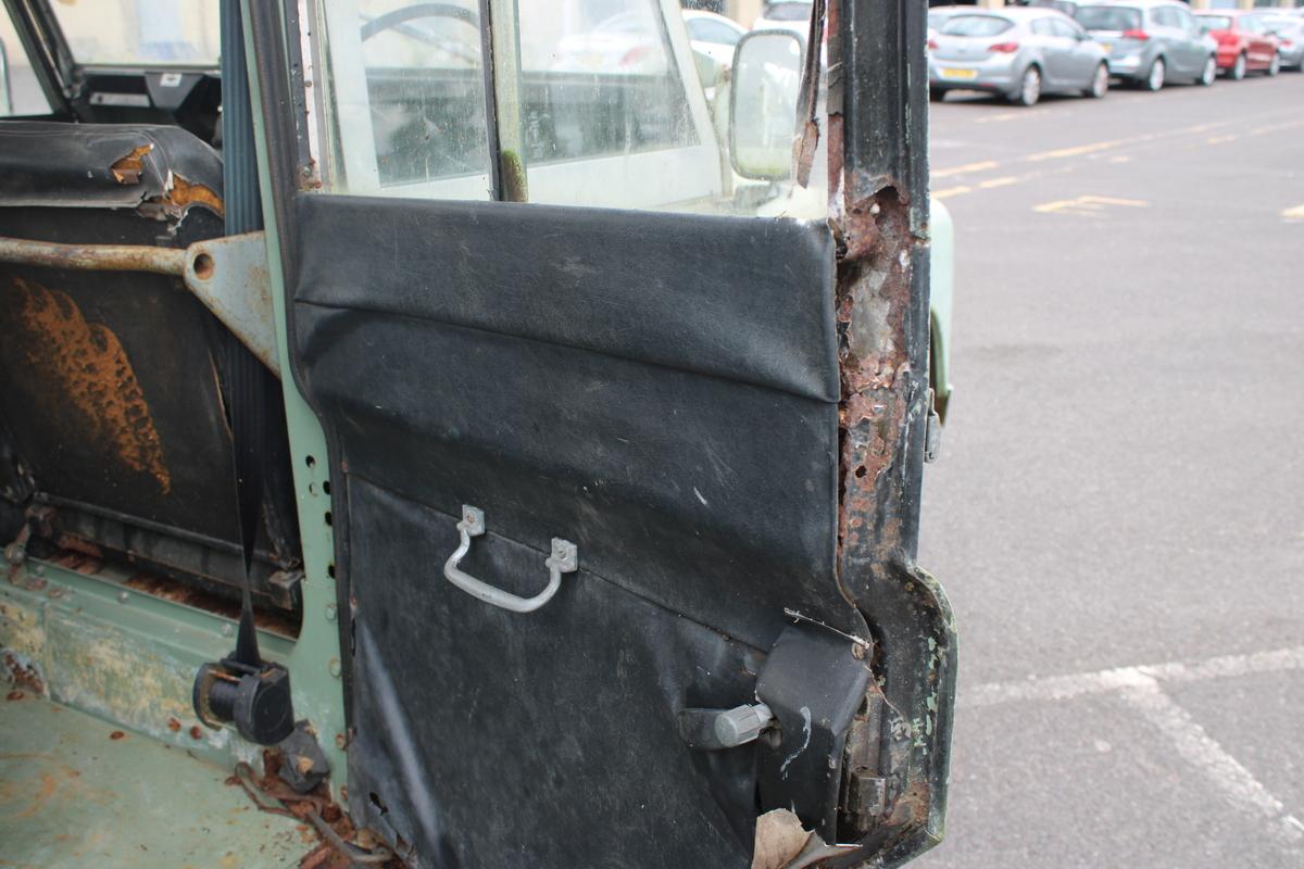 1971 Land Rover 2A 109'' STATION WAGON SAFARI ROOF