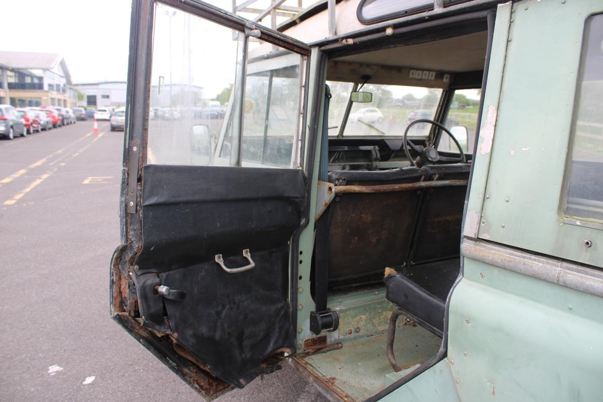 1971 Land Rover 2A 109'' STATION WAGON SAFARI ROOF