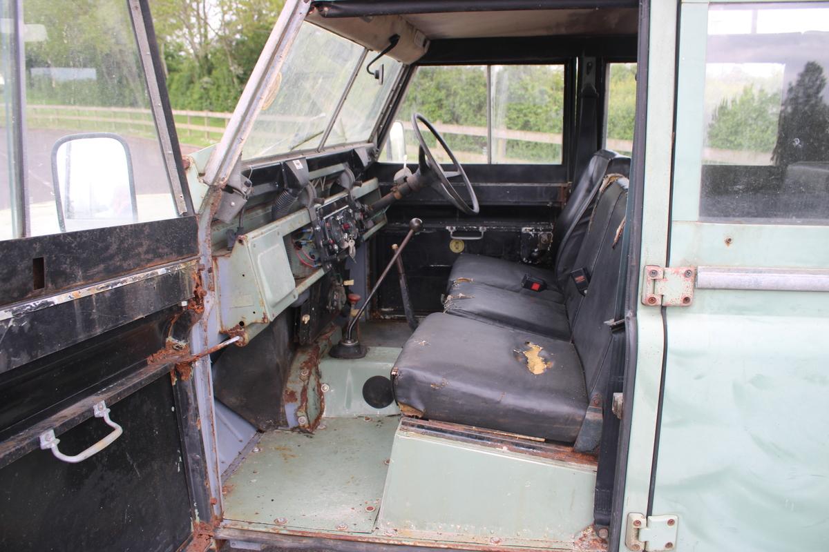 1971 Land Rover 2A 109'' STATION WAGON SAFARI ROOF