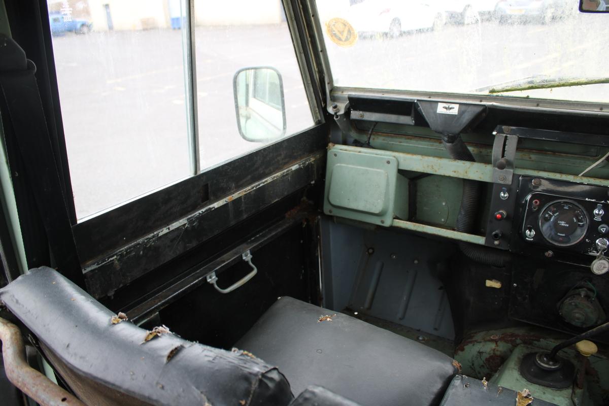 1971 Land Rover 2A 109'' STATION WAGON SAFARI ROOF