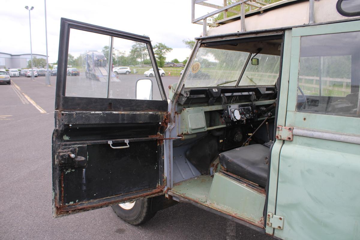 1971 Land Rover 2A 109'' STATION WAGON SAFARI ROOF