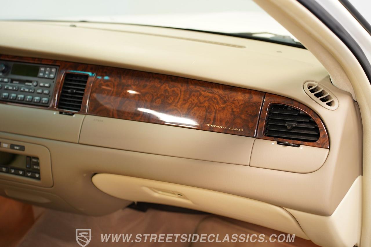 2000 Lincoln Town Car Signature Series