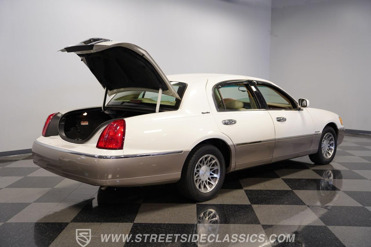 2000 Lincoln Town Car Signature Series