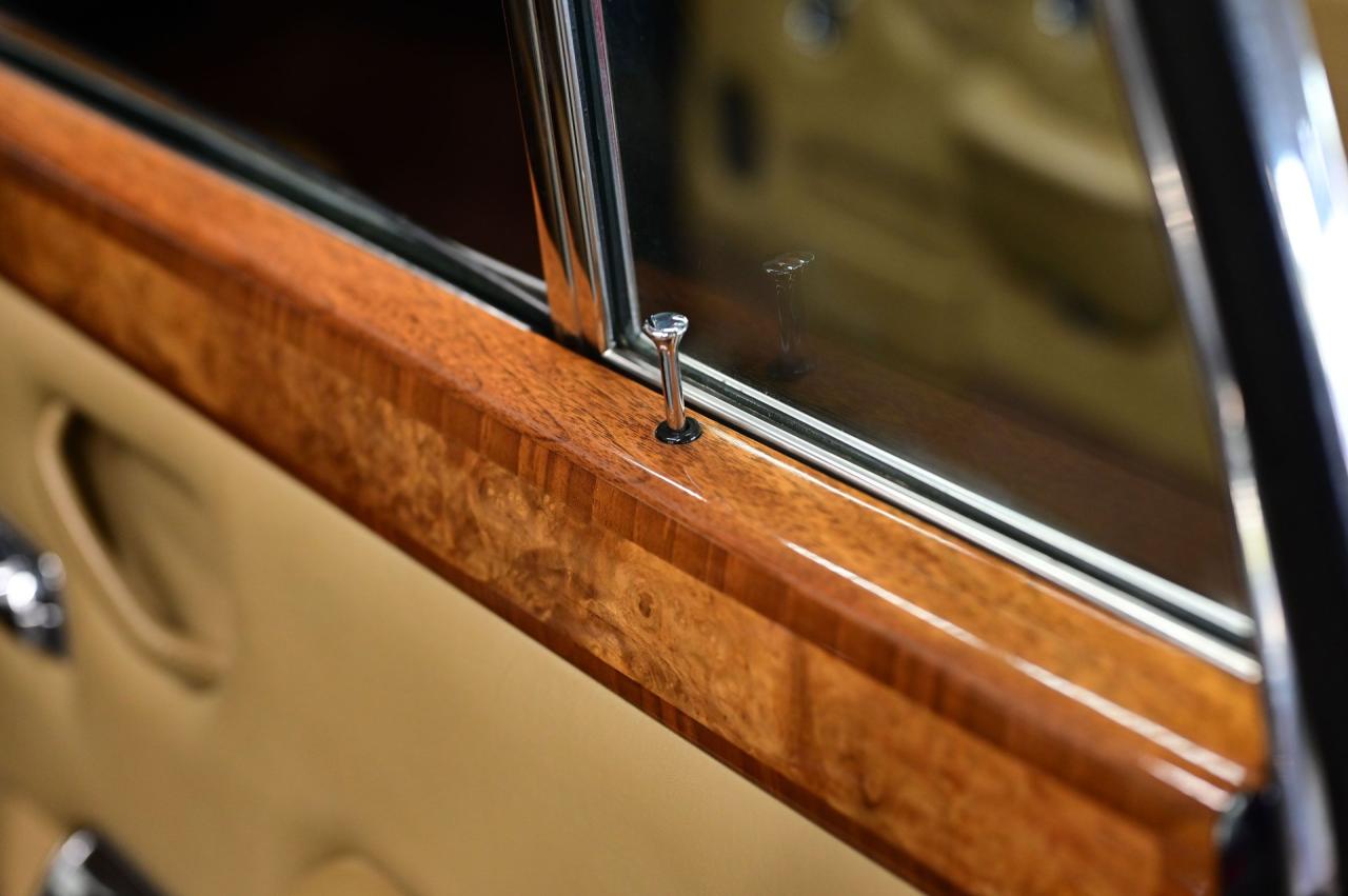 1972 Rolls - Royce SILVER CLOUD LWB
