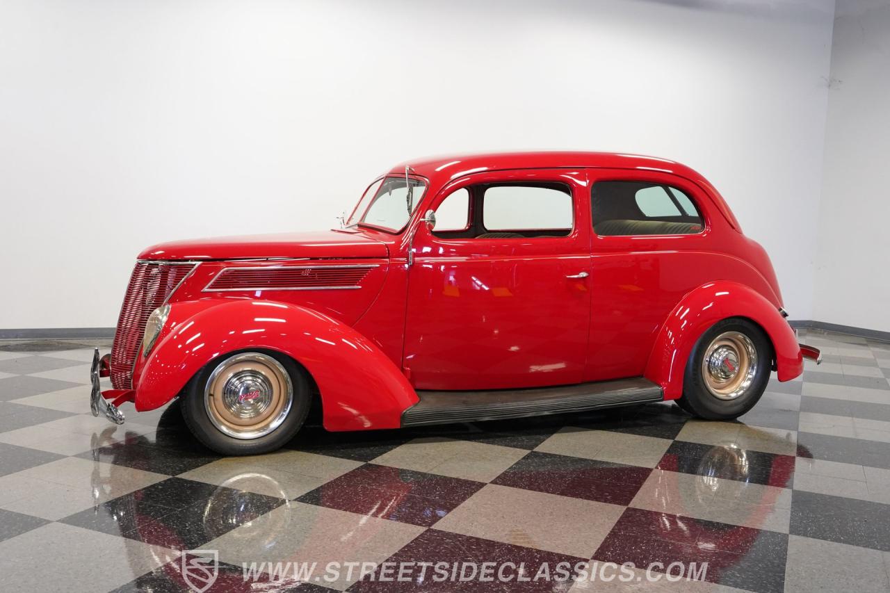 1937 Ford Tudor Humpback