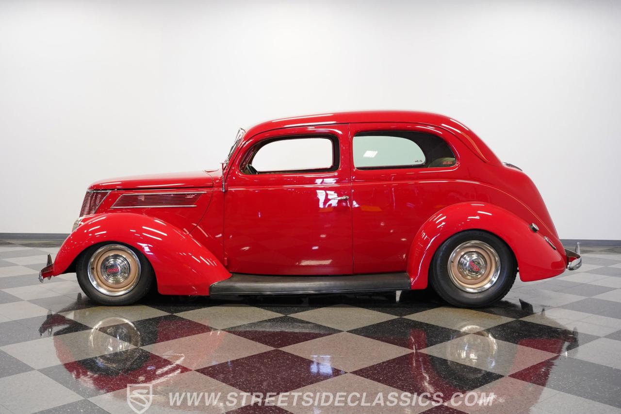 1937 Ford Tudor Humpback