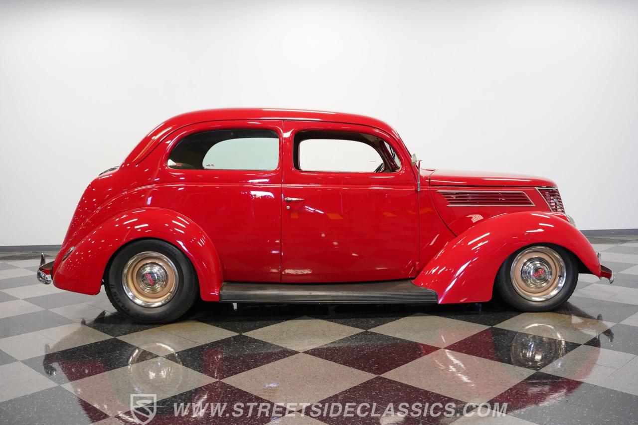 1937 Ford Tudor Humpback