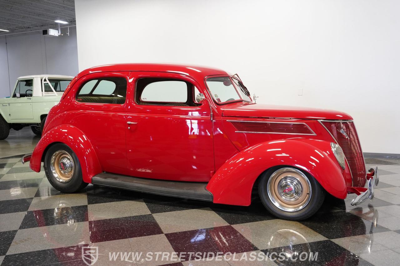 1937 Ford Tudor Humpback