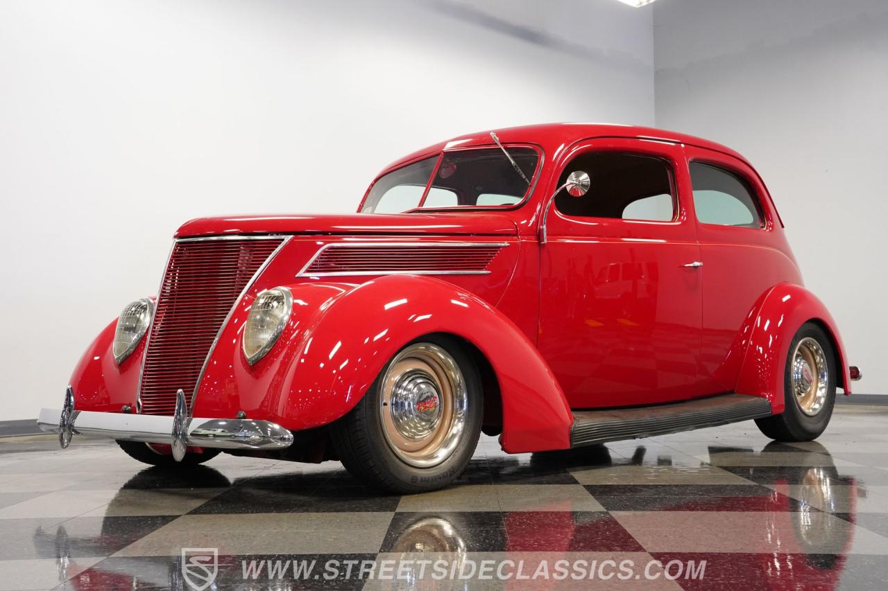 1937 Ford Tudor Humpback