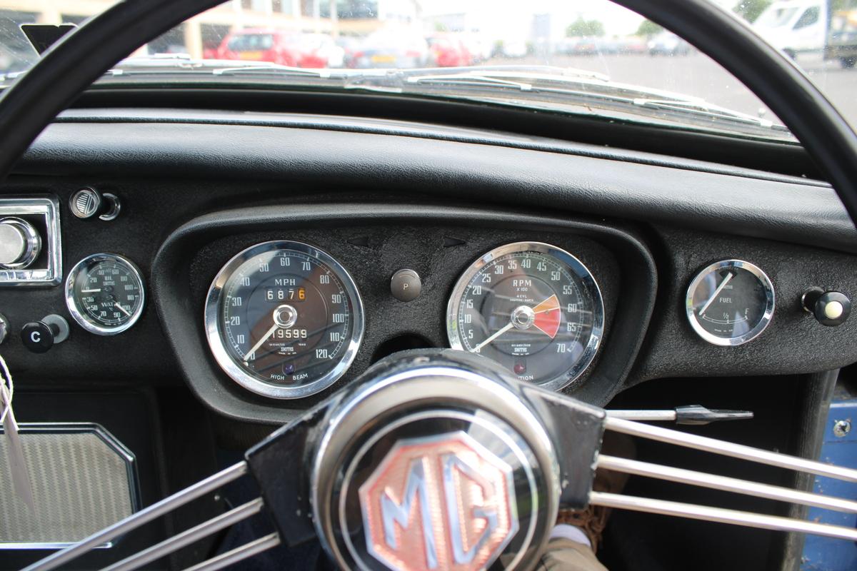 1966 MG B GT