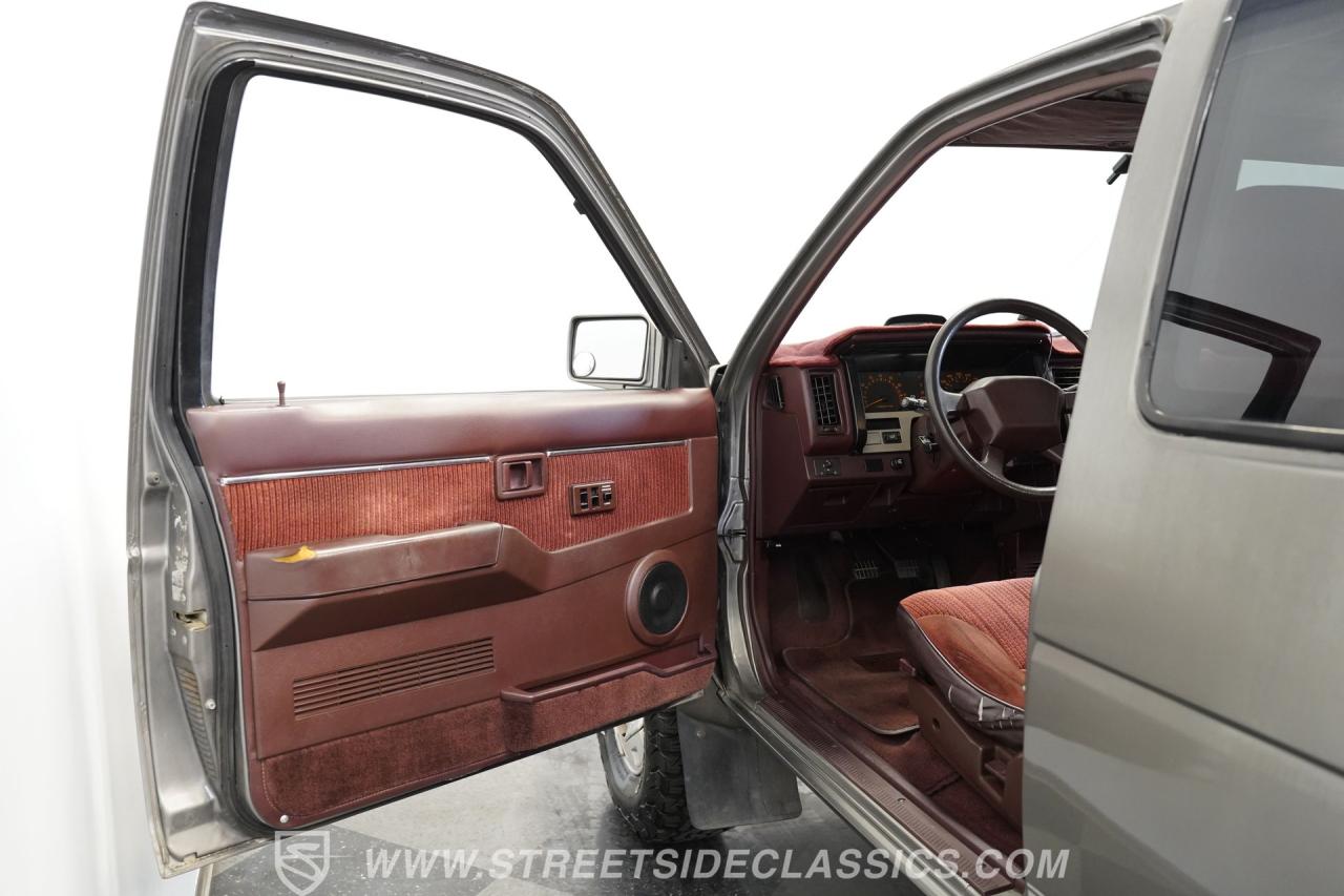 1989 Nissan 4x4 Hardbody Pick Up SE-V6