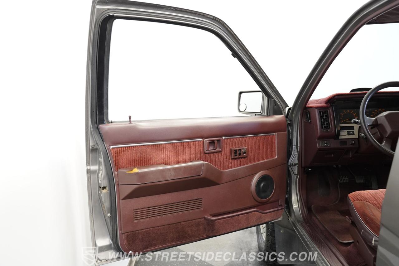 1989 Nissan 4x4 Hardbody Pick Up SE-V6