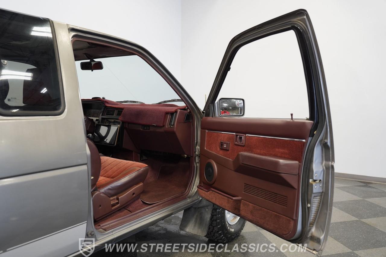 1989 Nissan 4x4 Hardbody Pick Up SE-V6