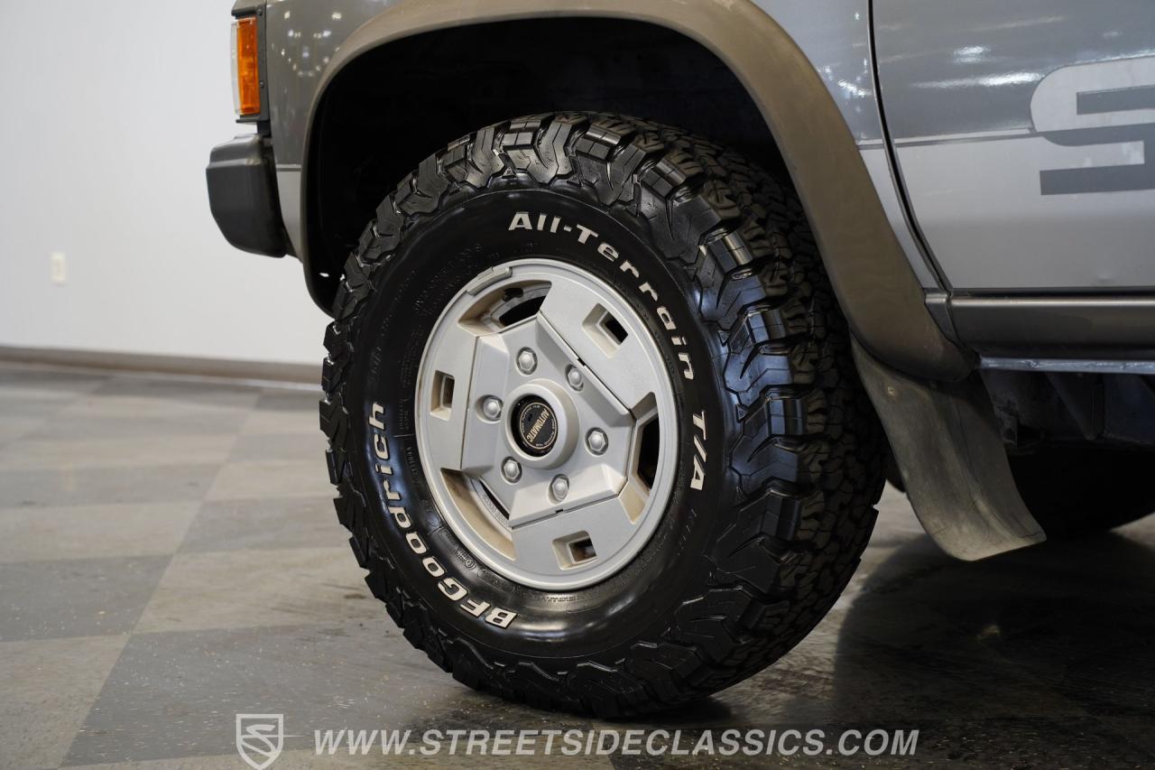 1989 Nissan 4x4 Hardbody Pick Up SE-V6