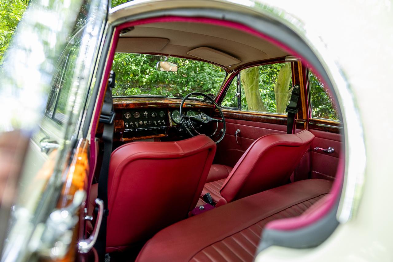 1967 Jaguar Mk. II 2.4 MOD