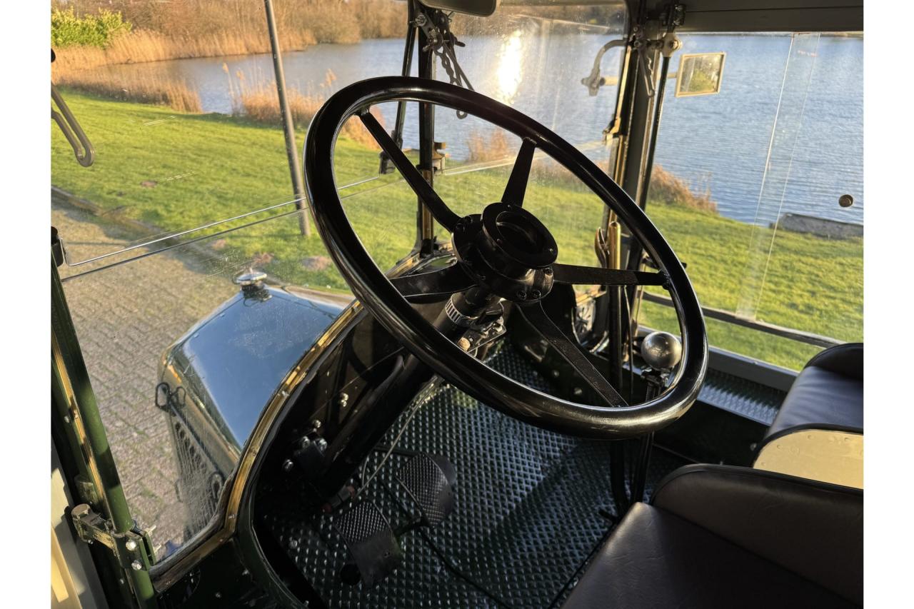 1934 Renault Parisian