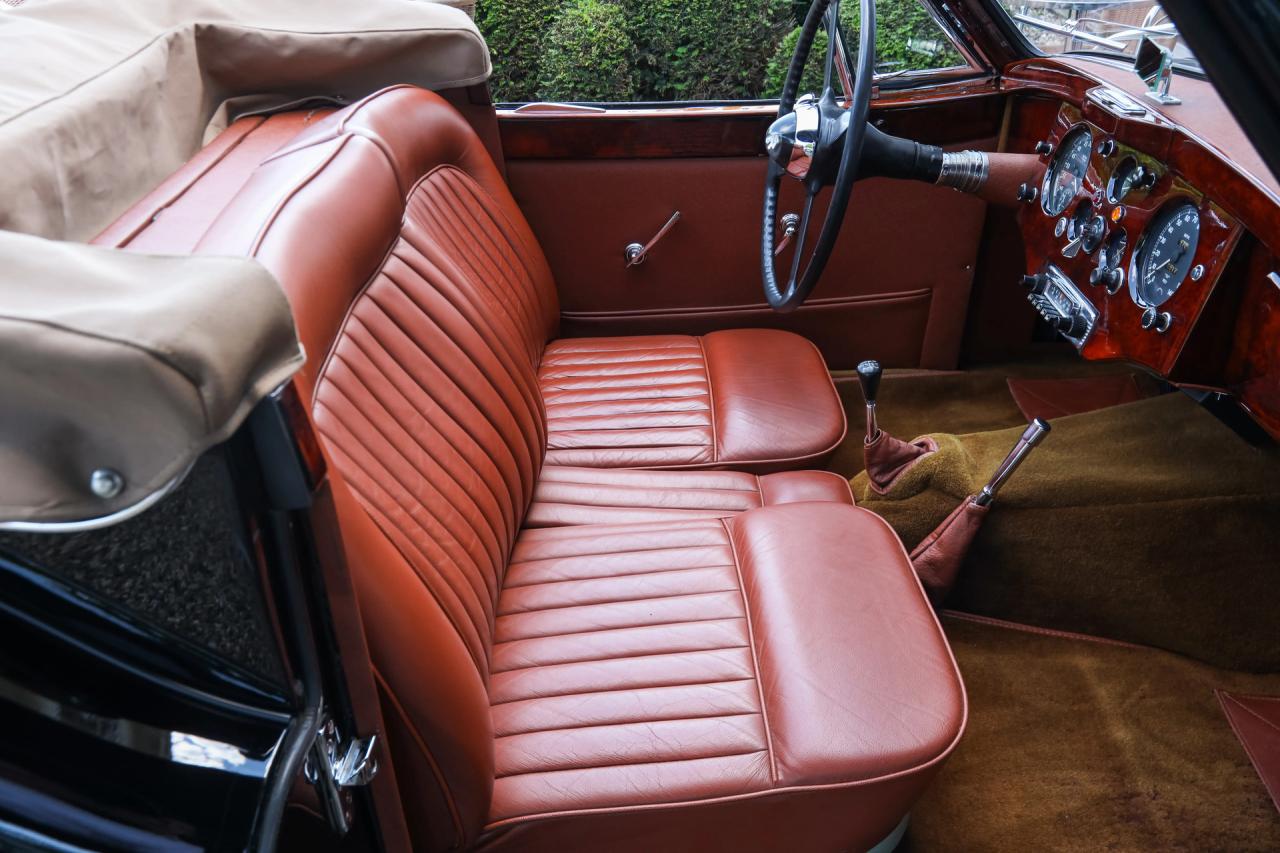 1953 Jaguar XK120 DHC &ldquo;Black and cognac&rdquo;