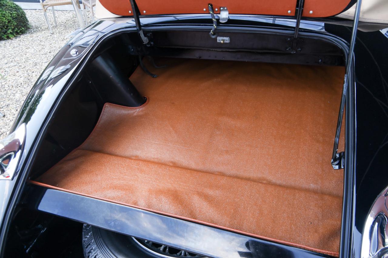 1953 Jaguar XK120 DHC &ldquo;Black and cognac&rdquo;
