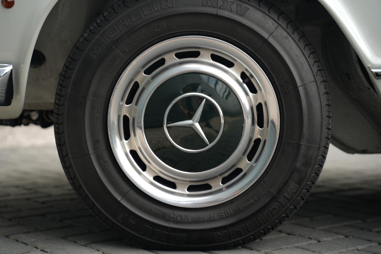 1968 Mercedes - Benz 280 SL