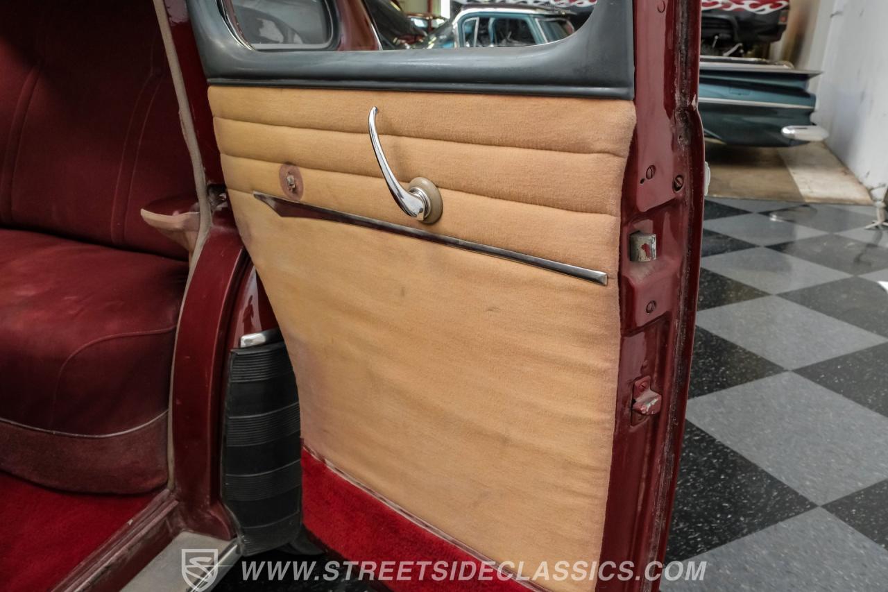 1948 Ford Deluxe Sedan