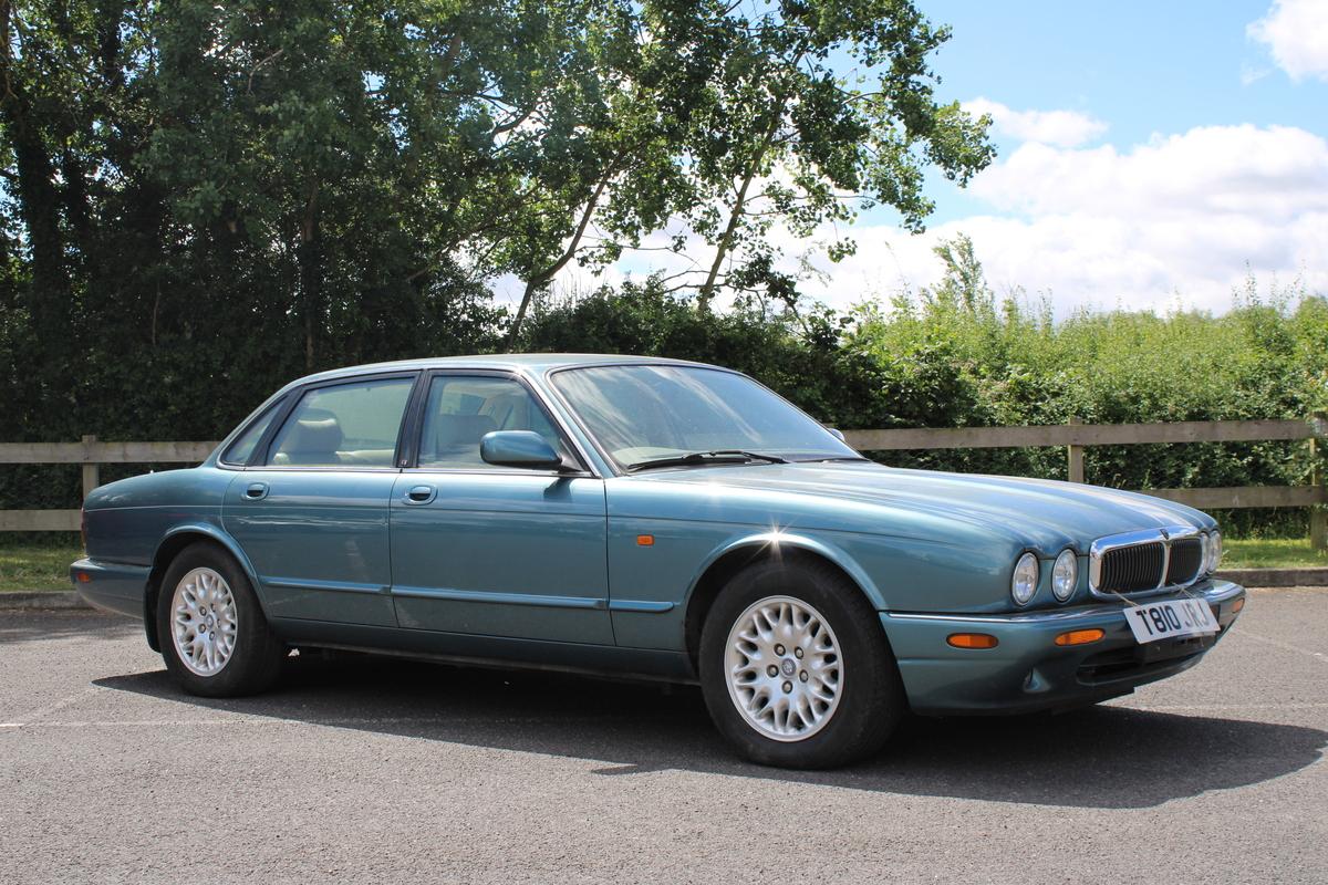 1999 Jaguar XJ8 AUTO