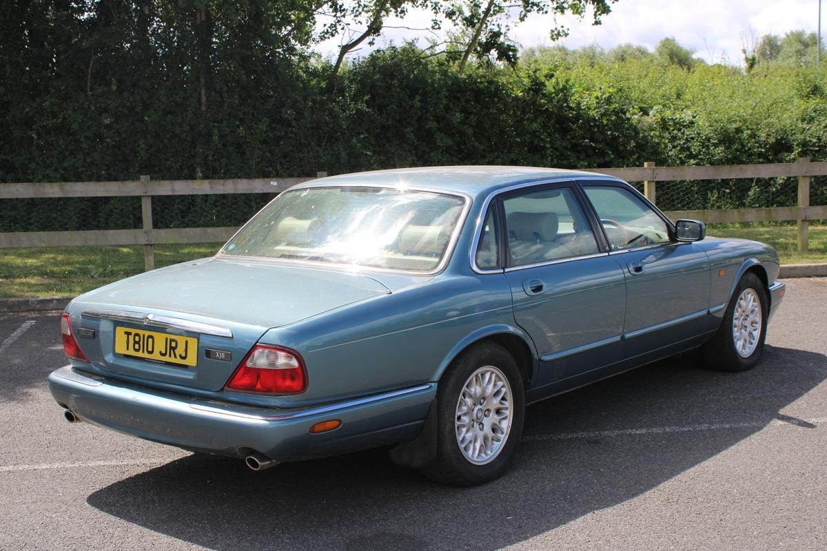 1999 Jaguar XJ8 AUTO