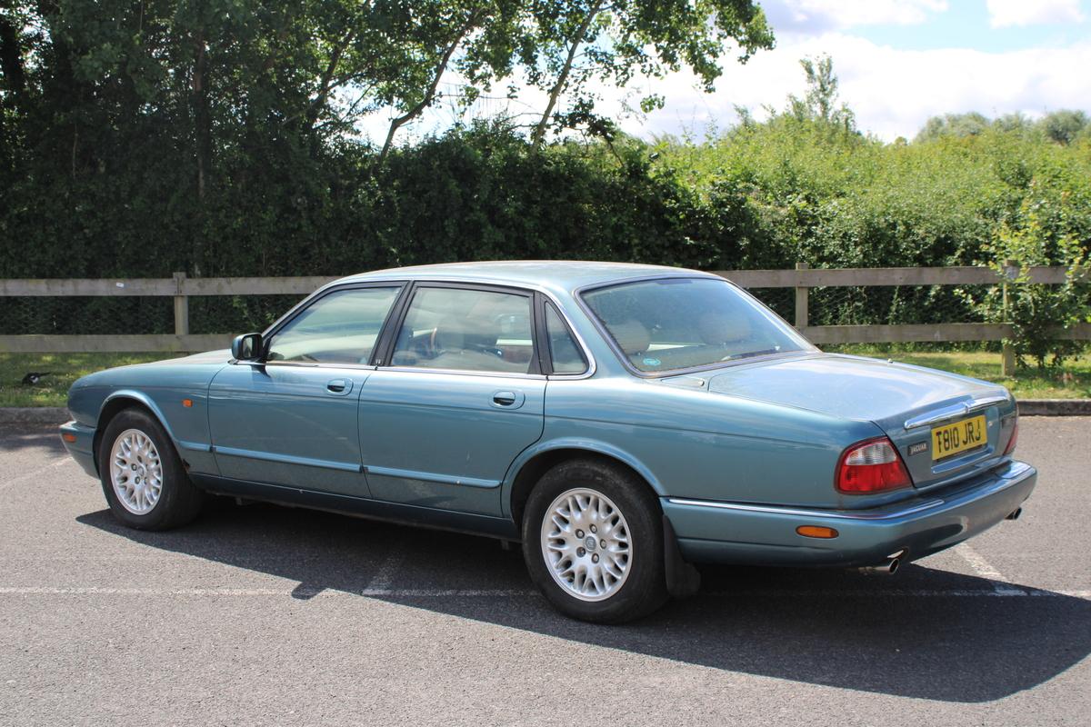 1999 Jaguar XJ8 AUTO
