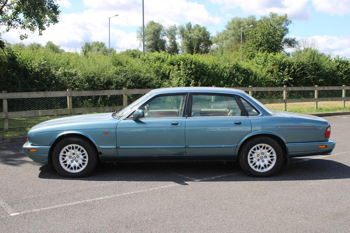 1999 Jaguar XJ8 AUTO
