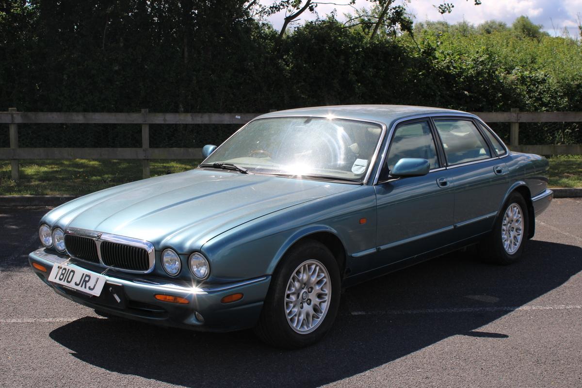 1999 Jaguar XJ8 AUTO