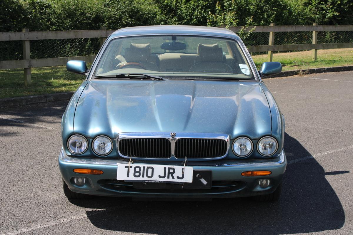 1999 Jaguar XJ8 AUTO