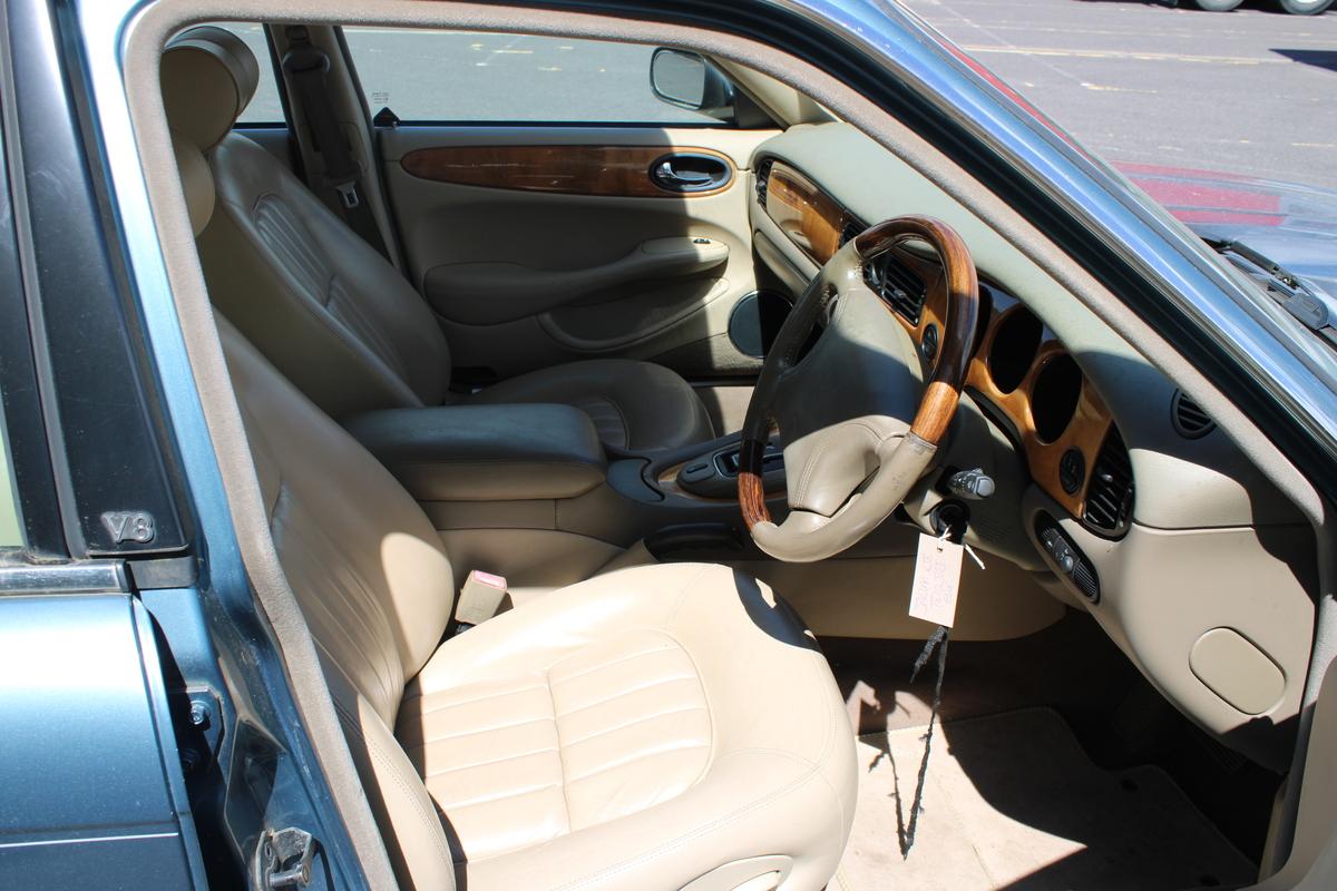 1999 Jaguar XJ8 AUTO