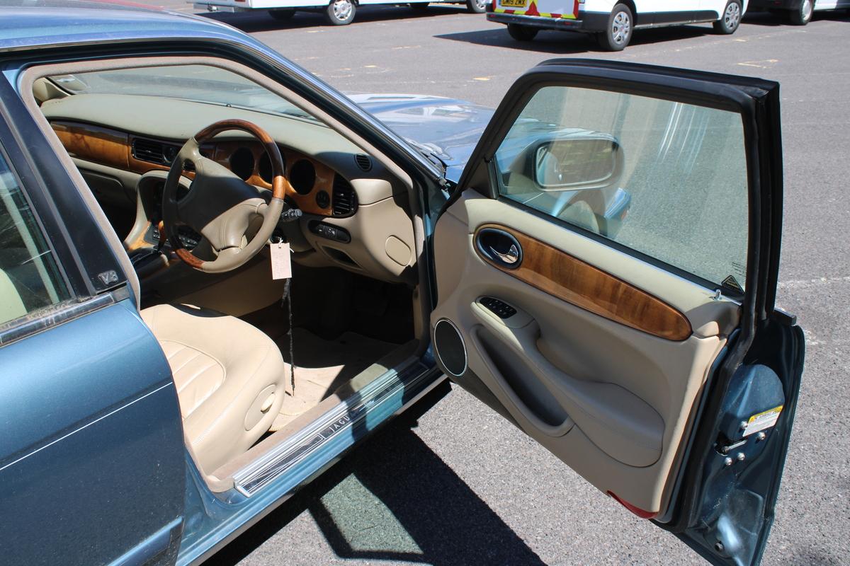 1999 Jaguar XJ8 AUTO