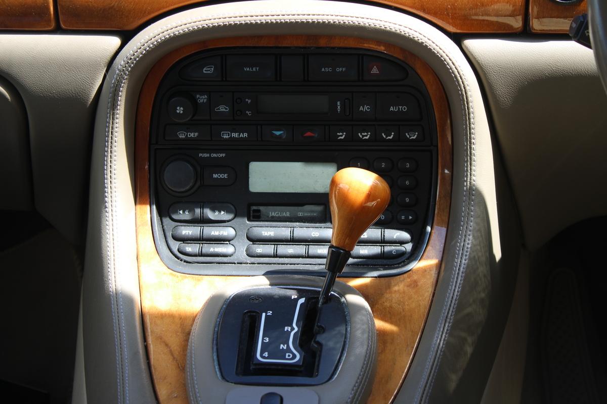 1999 Jaguar XJ8 AUTO