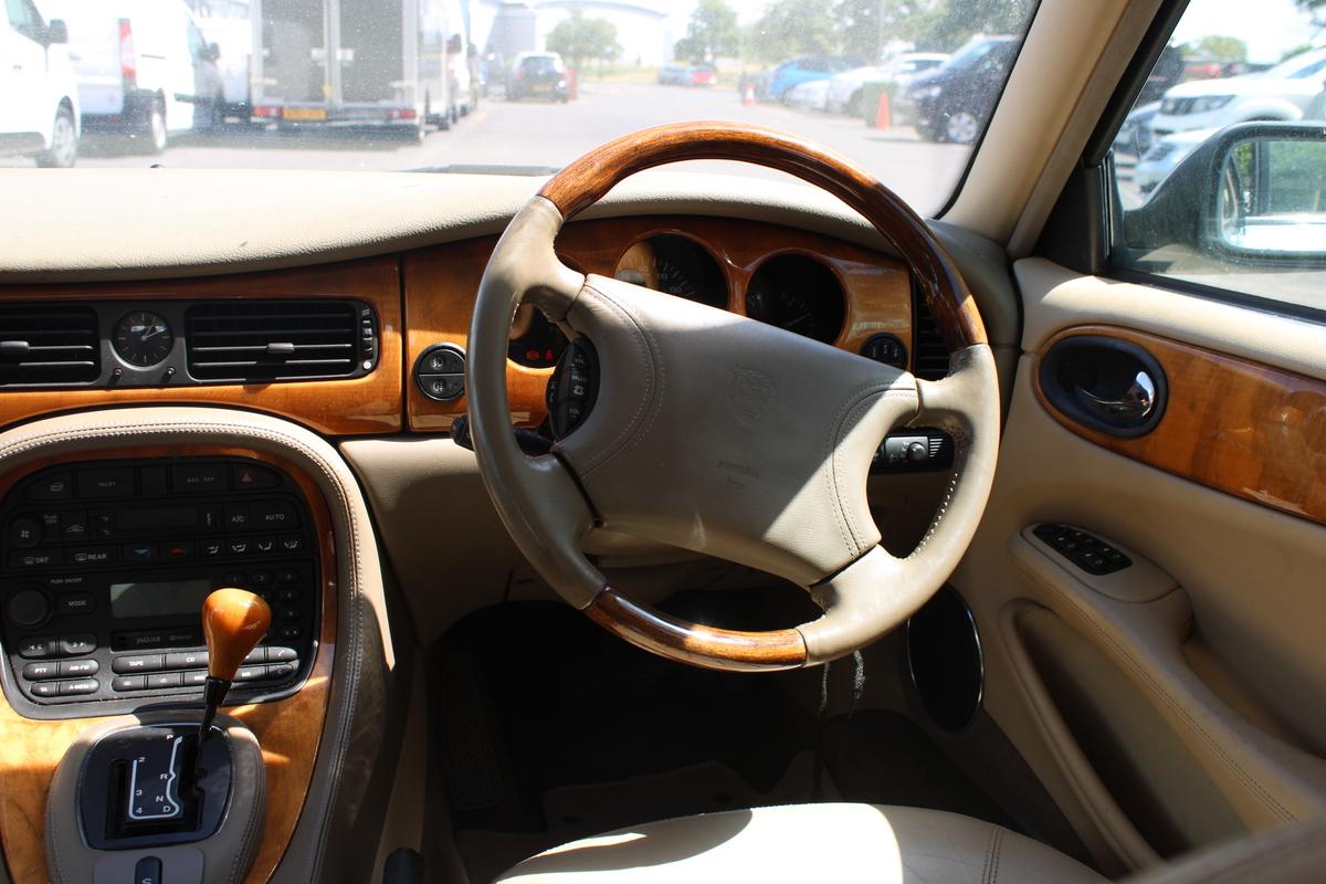 1999 Jaguar XJ8 AUTO