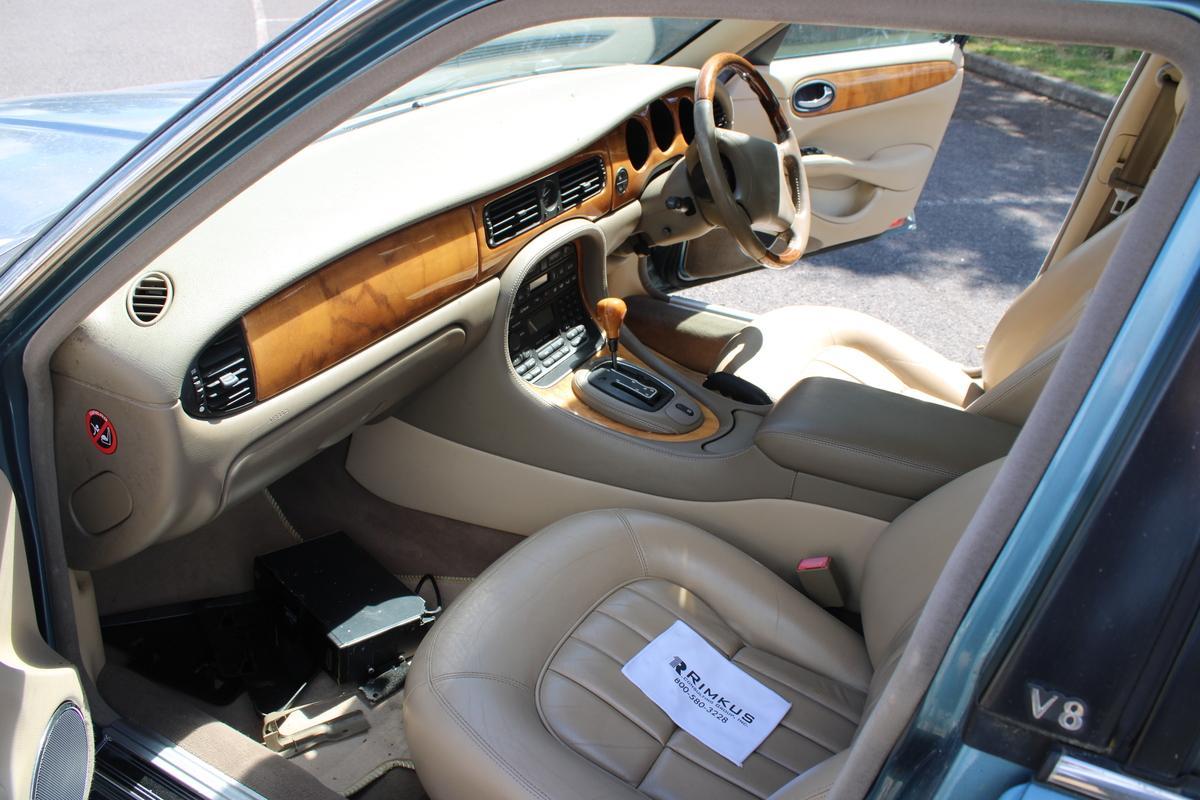 1999 Jaguar XJ8 AUTO