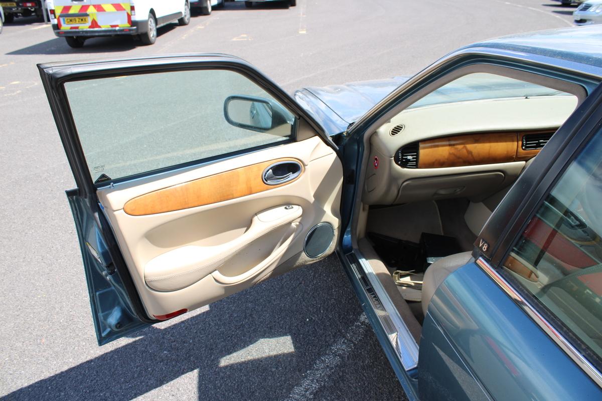 1999 Jaguar XJ8 AUTO