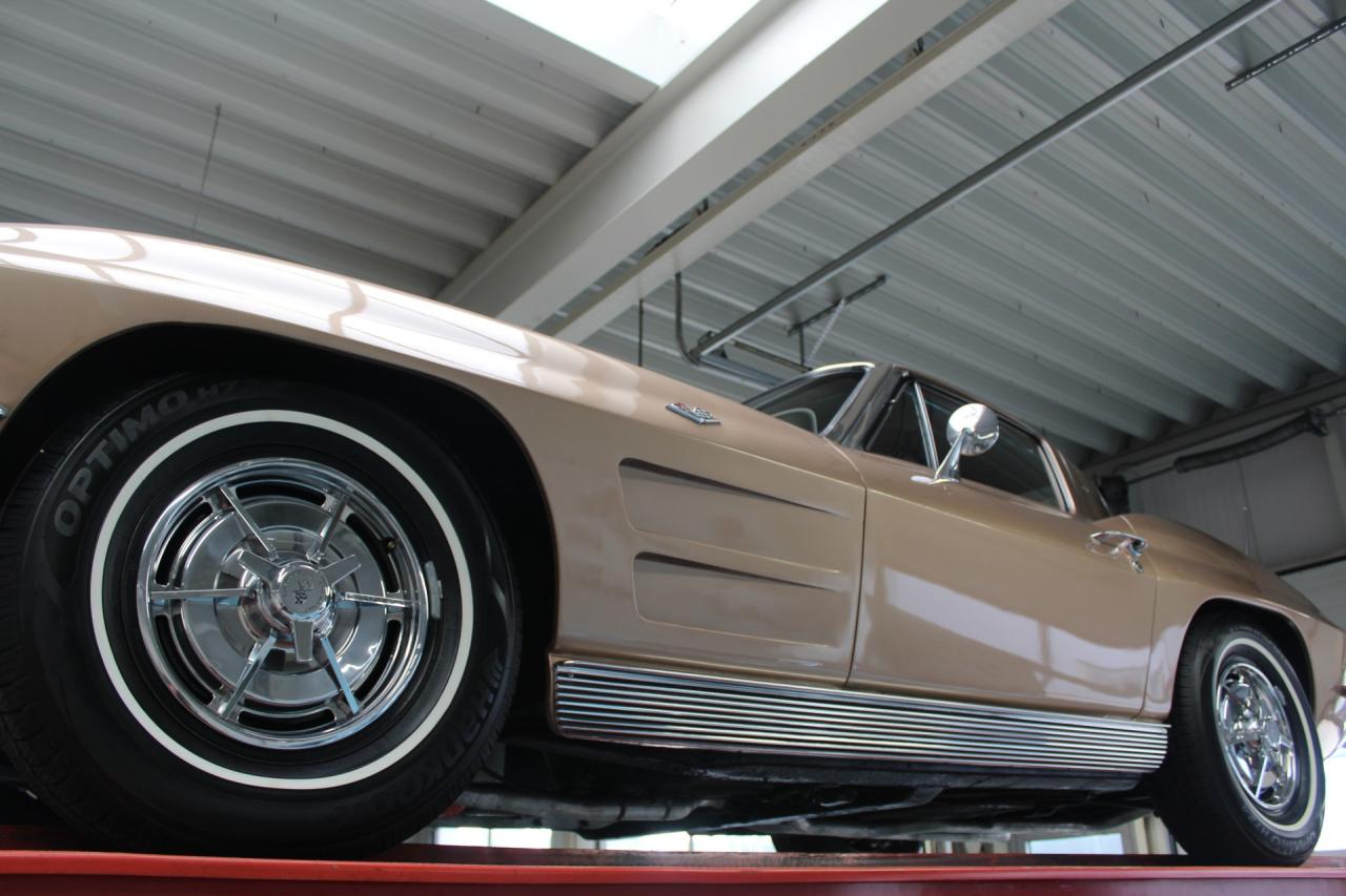 1963 Chevrolet C2 Sting Ray Coup&eacute; Split window