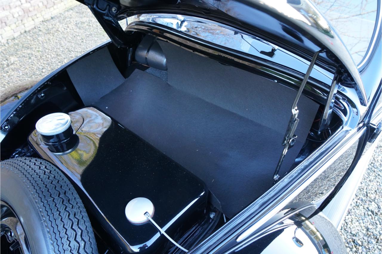 1955 Volkswagen Beetle Oval-Window &ldquo;Restored to its original purity&rdquo;