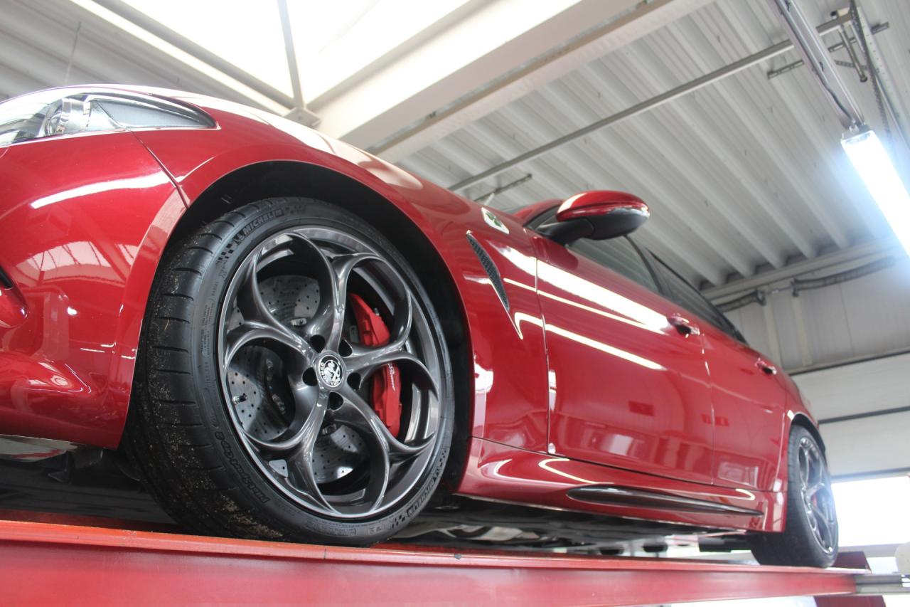 2017 Alfa Romeo Giulia 2.9 V6 Quadrifoglio Performance Edition &ldquo;Manual and Carbon Seats by Sparco&rdquo;